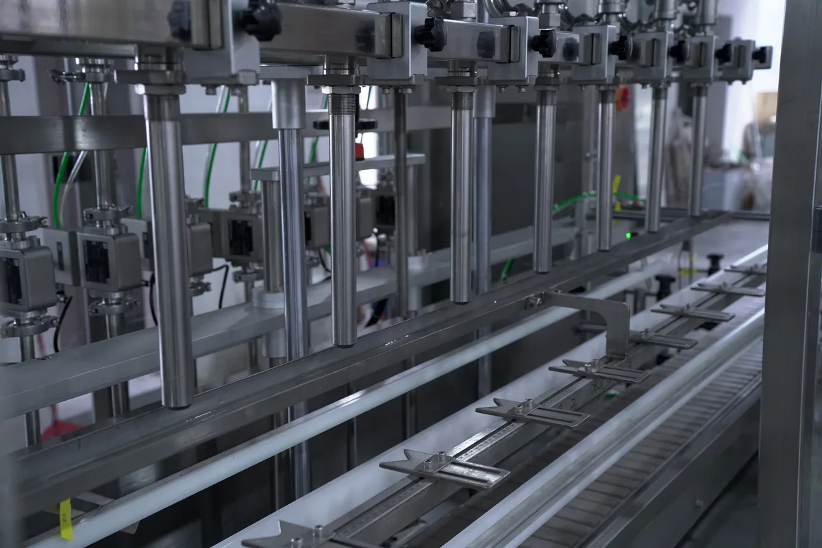 Eight automatic lifting filling nozzles on the 8-head flow meter filling machine