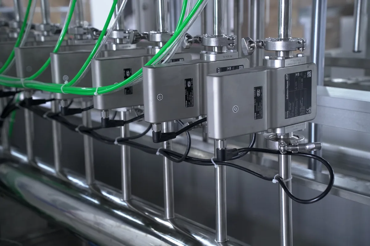 Independent metering assemblies on the 8-head flow meter filling machine